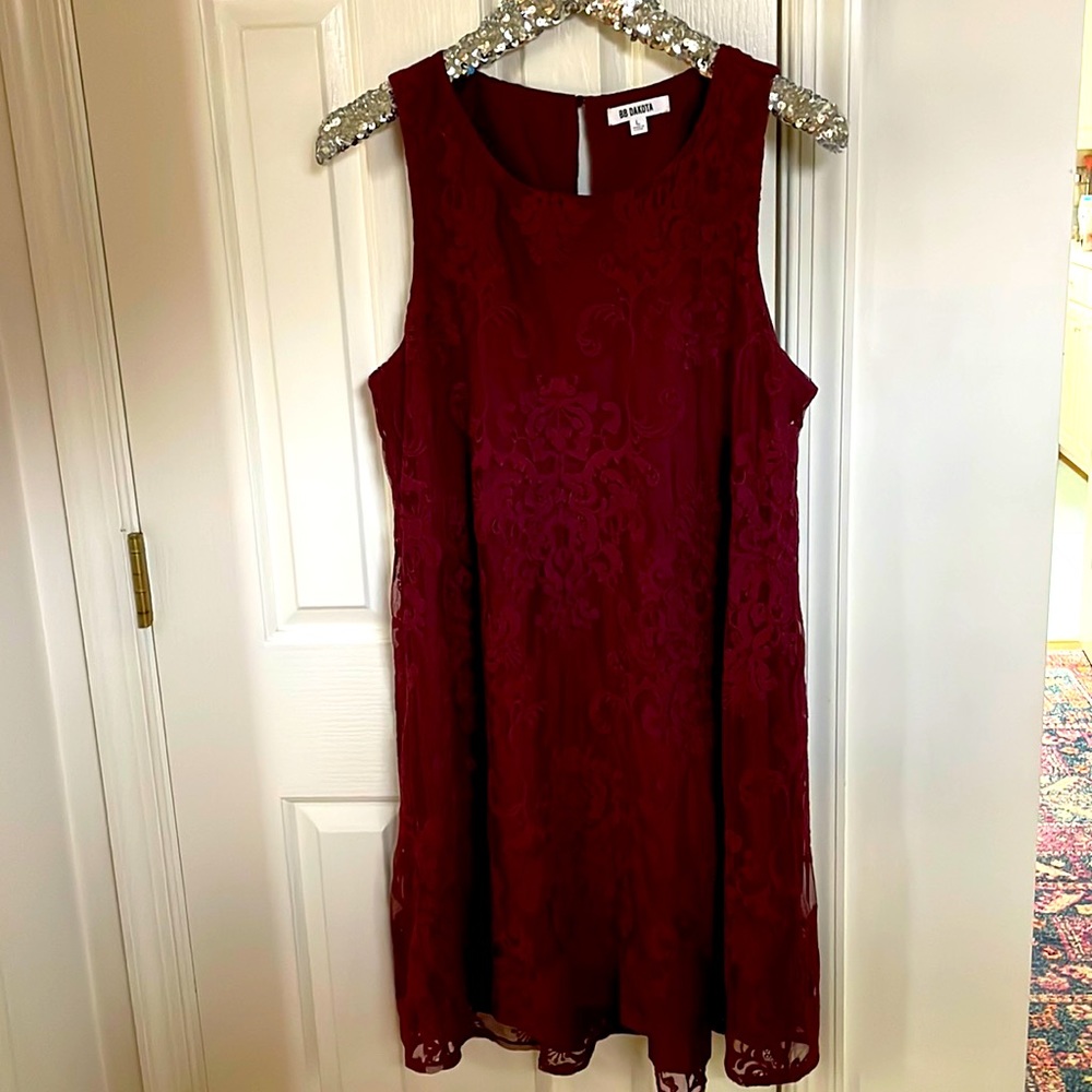 BB Dakota burgundy, lined shift dress. Lace detail. Size L. Excellent condition.